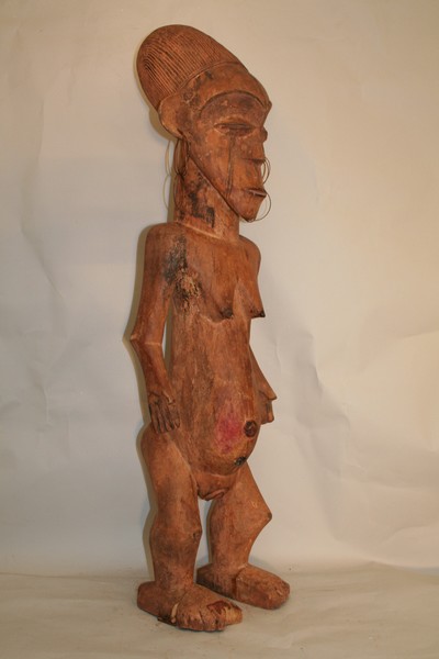 MANGBETU(statue), d`afrique : Rép.démoncratique du Congo., statuette MANGBETU(statue), masque ancien africain MANGBETU(statue), art du Rép.démoncratique du Congo. - Art Africain, collection privées Belgique. Statue africaine de la tribu des MANGBETU(statue), provenant du Rép.démoncratique du Congo., 1511/1122-1124.belle grande statue masculine Mangbetu avec une tête surmontée de la coiffure caractéristique des Mangbetu,içi en stries verticales parallèles. Comme seule scarification, seulement une ligne verticale sur le front.LA h.111cm..La statue est accompagnée d